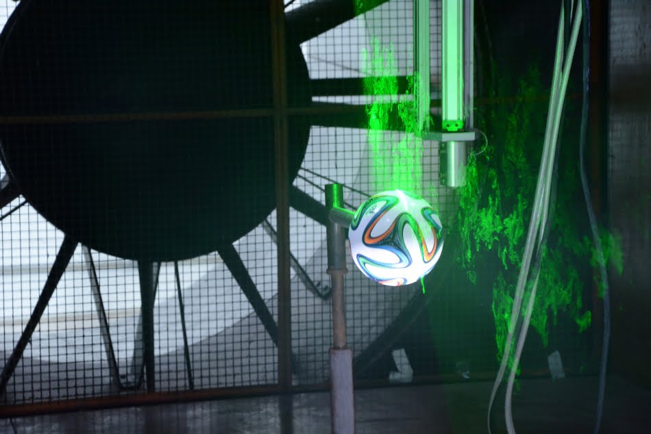IPT realiza ensaios de bola de futebol no túnel de vento; Brazuca também foi testada