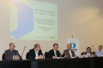 Thales Sampaio (centro), da CPRM, presidiu a cerimônia de abertura; penúltimo à direita, o pesquisador José Luiz Albuquerque representou o IPT na solenidade. Crédito foto: CPRM