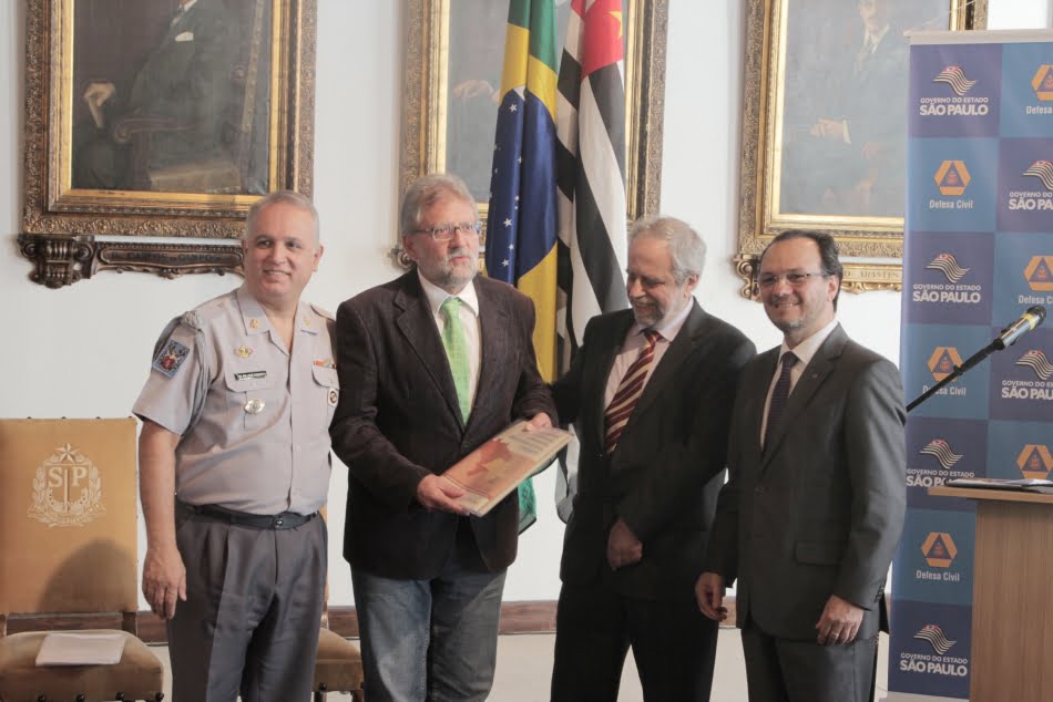 Entrega da carta de suscetibilidade aos prefeitos e representantes dos 40 munícipios: da esq. para a dir, José Roberto Rodrigues de Oliveira (Secretário Chefe da Casa Militar e Coordenador Estadual da Defesa Civil), Antonio Luiz Colucci (prefeito de Ilhabela), Padovezi e Sampaio