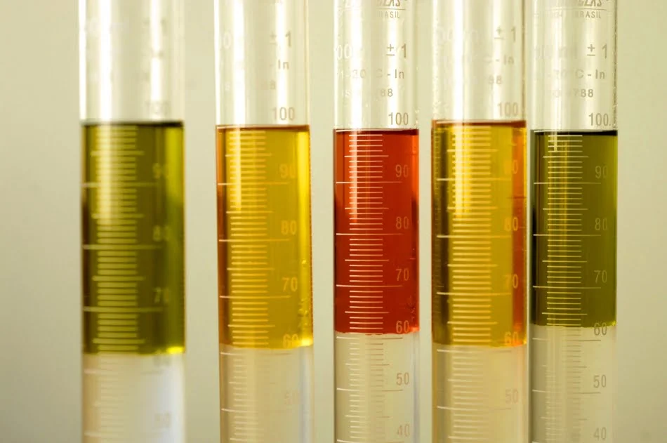 Verificação da conformidade e adulteração de combustíveis 1 Provetas do ensaio de teor de álcool em gasolina automotiva.