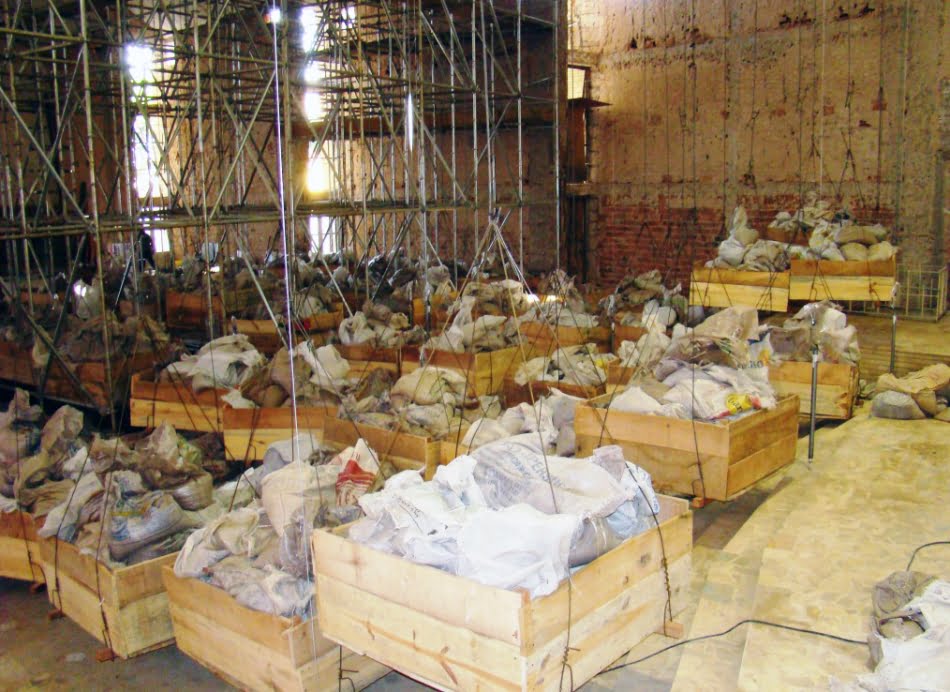 Na prova de carga, caixas com sacos de areia s&atilde;o penduradas na cobertura da igreja,visando garantir a seguran&ccedil;a da estrutura.