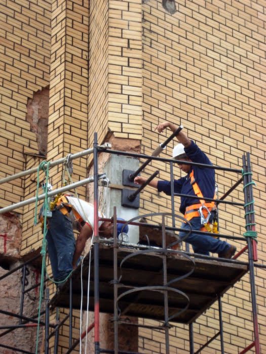 Para melhor desempenho dos tirantes e prote&ccedil;&atilde;o contra corros&atilde;o, foi recomendada a elabora&ccedil;&atilde;o de um projeto prevendo a instala&ccedil;&atilde;o dos tirantes sob a cobertura.