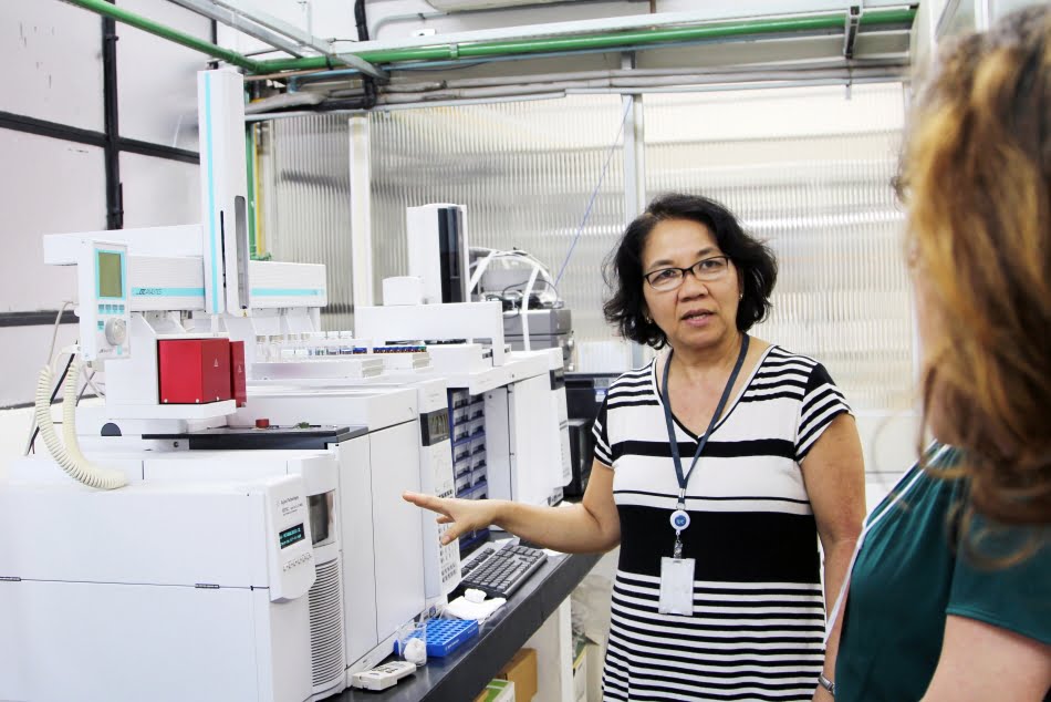 Público presente ao evento, que contou com representantes de empresas privadas de consultoria e órgãos ambientais, visitou também as instalações do IPT - na foto, o Laboratório de Biotecnologia Industrial