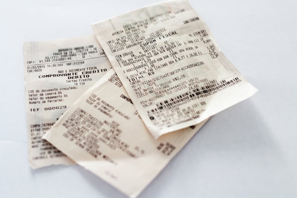 Ensaios de qualidade de papel das quatro amostras incluíram determinações para gramatura, espessura e lisura Bekk