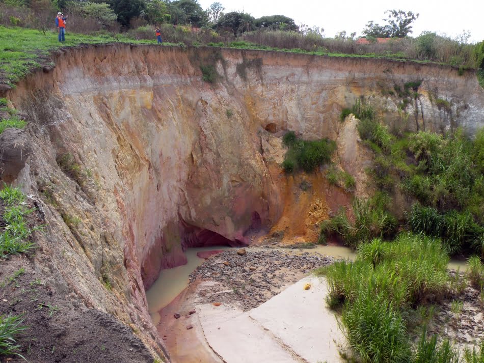 Evolução lateral do processo erosivo encontra-se acelerada em função do expressivo lançamento das águas pluviais no seu interior, principalmente na ocorrência de chuvas intensas