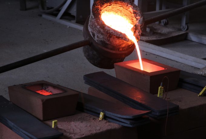 Processo de vazamento do ferro no estado líquido em um molde, realizado no Laboratório de Processos Metalúrgicos do IPT - temperatura do metal atinge 1.400 ºC