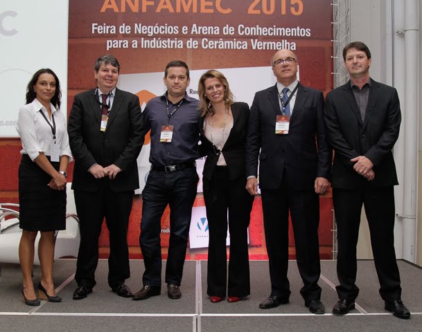 Luciana Oliveira (primeira à esq), pesquisadora do IPT, no Arena de Especialistas