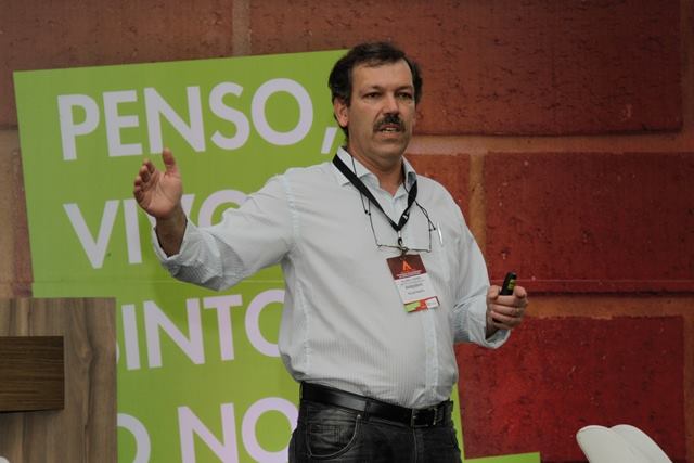 Técnico Aluísio Losano na apresentação sobre ensaios cerâmicos