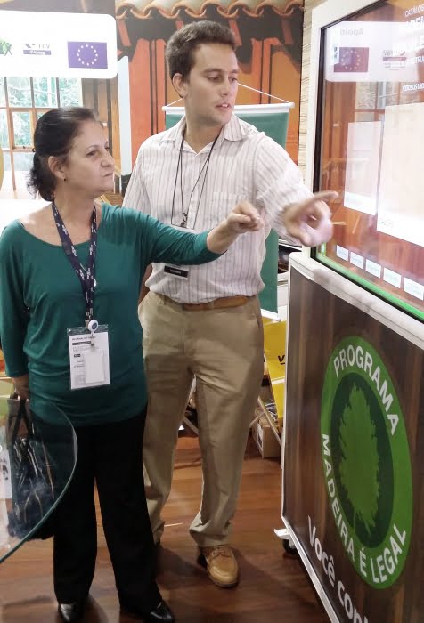 Pesquisadores do IPT ajudaram a divulgar na Feicon 2015 o programa Madeira é Legal