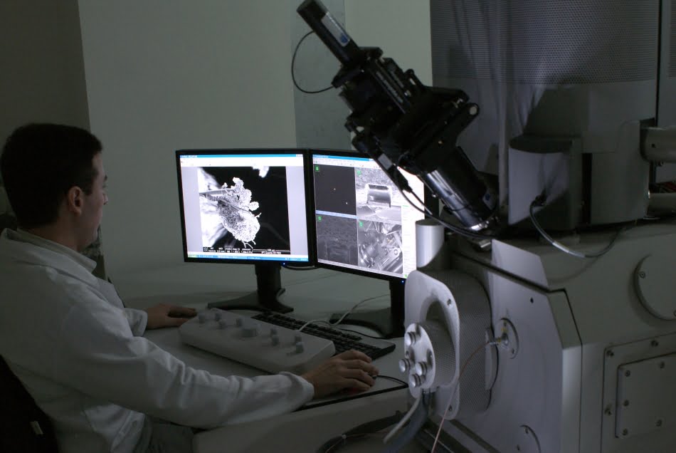 Aparelho de Microscopia FIB, que permite o corte e caracterização precisa de microestruturas de sessões transversais de amostras, debris e óxidos superficiais
