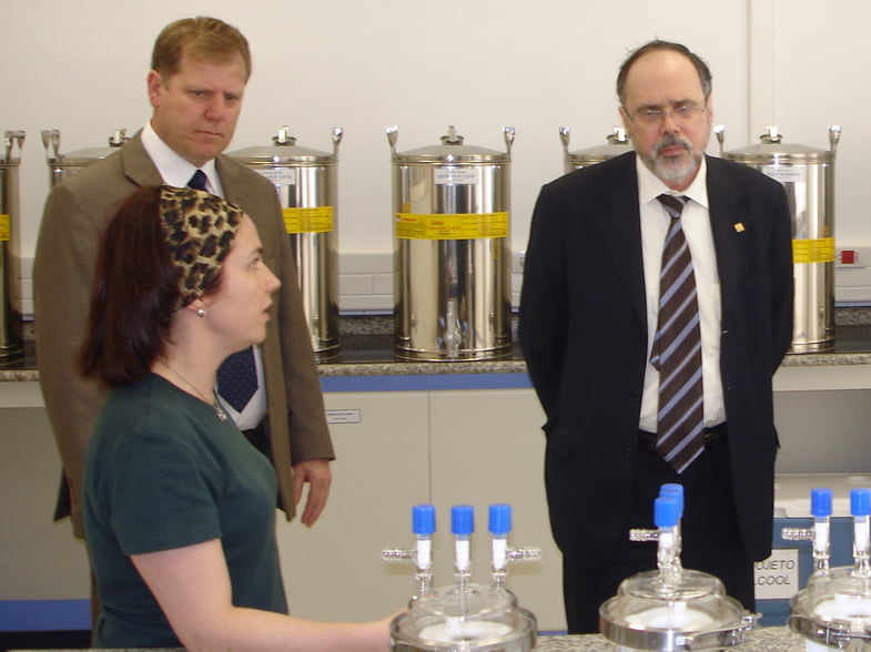 Trabalho colaborativo 1 Jornada (à direita) conhece o Laboratório de Corrosão e Proteção