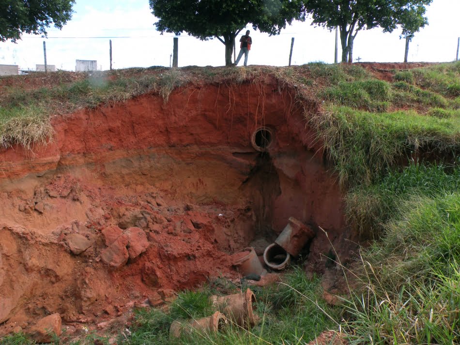 Região sofre grandes problemas com erosões lineares na área urbana, em consequência do aumento da impermeabilização do solo, e na área rural, em função do uso e ocupação do solo pelas pastagens