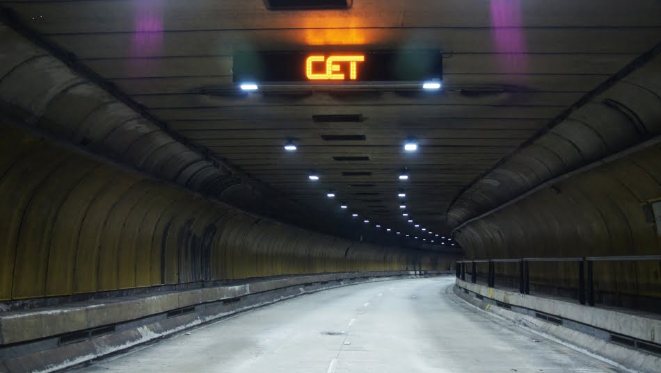 Imagens e frases transmitidas pelos painéis precisam atender a requisitos de visibilidade por conta da instalação em ambientes internos e externos