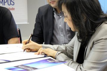 Mari Katayama assina protocolo de intenções ao lado do secretário Sebastião Cavali