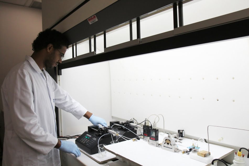 Bancada para desenvolvimento de protótipo para produção de fármacos nanoencapsulados utilizando a tecnologia de microfluídica, com microdispositivos fabricados em LTCC (projeto FINEP). Tal protótipo permitirá a produção em escala contínua de um fármaco nanoencapsulado em matriz polimérica, sendo empregados ativos com ação antibacteriana (Eritromicina e Hidrocortisona), os quais podem ser utilizados no tratamento de ulcerações cutâneas decorrentes da hanseníase.