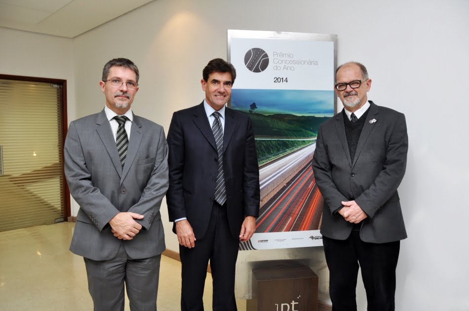 Premiação é incentivo às concessionárias de rodovias estaduais paulistas para implantar ações visando à segurança nas estradas e práticas que melhorem o relacionamento com usuários - na foto, da esq. para dir, Pengue Filho, Nogueira e Landgraf. Crédito foto: Armando Augusto