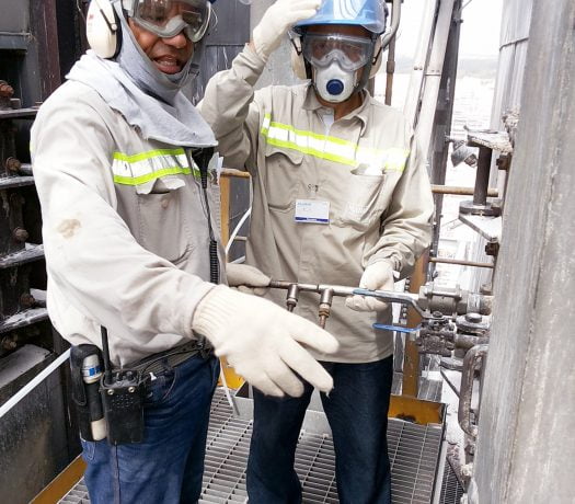Técnico do IPT (ao fundo) na instalação da sonda de amostragem de gases com apoio do operador do calcinador