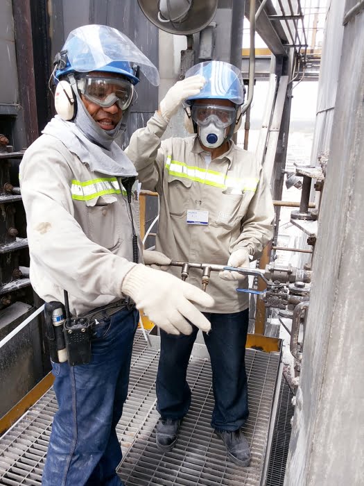 Técnico do IPT (ao fundo) na instalação da sonda de amostragem de gases com apoio do operador do calcinador