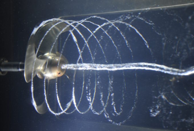 No túnel é possível induzir um fluxo de água equivalente ao encontrado na operação de uma embarcação, regulando a velocidade, a pressão hidrostática e rotação do hélice