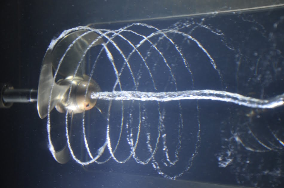 No túnel é possível induzir um fluxo de água equivalente ao encontrado na operação de uma embarcação, regulando a velocidade, a pressão hidrostática e rotação do hélice
