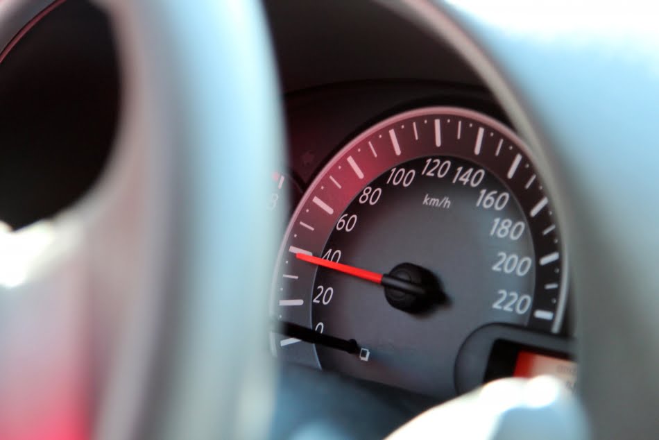 Emissão do ruído de automóveis, motocicletas, caminhões e ônibus foi objeto de estudos da Cetesb, que estabeleceu as bases do Programa Nacional de Controle de Ruído Veicular