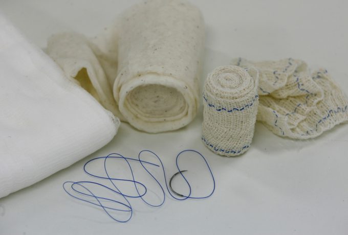 Gazes, ataduras e fios de sutura são alguns dos materiais testados no IPT