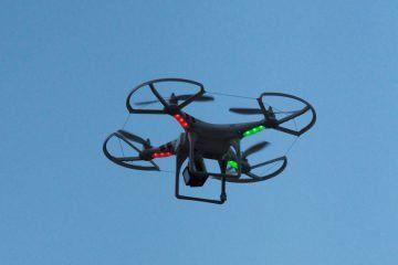 Todos os voos do drone deverão ser feitos no período diurno e em condições meteorológicas favoráveis; operações somente deverão ser conduzidas em áreas remotas de baixa densidade populacional