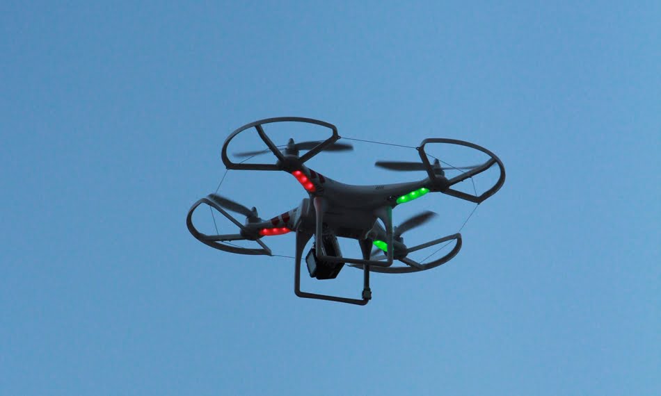 Todos os voos do drone deverão ser feitos no período diurno e em condições meteorológicas favoráveis; operações somente deverão ser conduzidas em áreas remotas de baixa densidade populacional