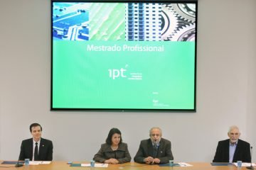 Mesa de abertura da cerimônia de formatura: da esq. para dir, Machado, Zehbour, Padovezi e Márcio Nahuz (diretor-presidente da Fundação de Apoio ao IPT, a FIPT). Crédito foto: Agência Luz