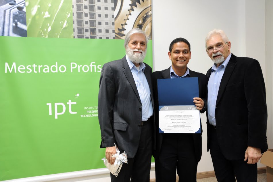 Edgard Joseph Kiriyama, entre os pesquisadores Eduardo Soares de Macedo (à esq) e o diretor da FIPT, Márcio Nahuz