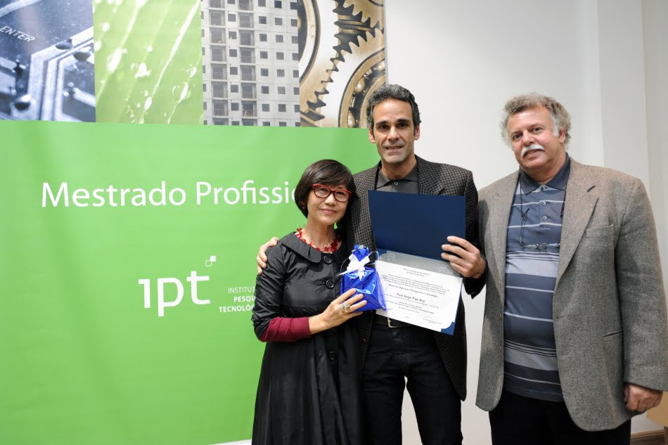 Paulo Sergio Pupo Azar, entre os pesquisadores Maria Akutsu e Claudio Mitidieri