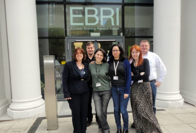 Ana Paula (terceira, da esq. para dir) e a equipe de pesquisadores do European Bioenergy Research Institute (Ebri)