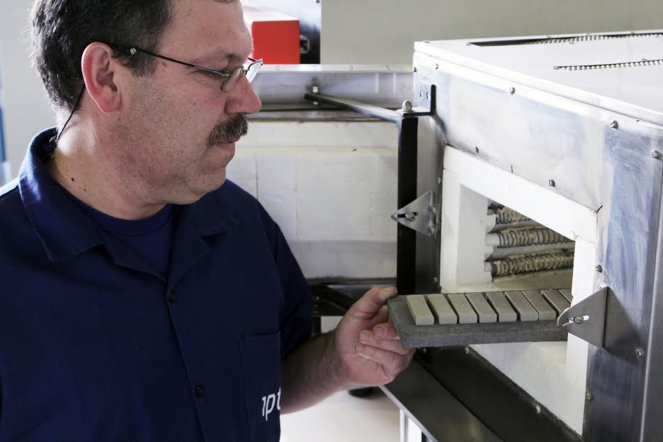 Ensaio cerâmico da argila: corpos de prova foram colocados em forno para queima, em ensaio feito pela Seção de Recursos MInerais e Tecnologia Cerâmica do IPT