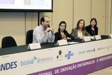 Adriano Marim e Natália Cerize (ao lado), pesquisadores do IPT, participam de evento em São Paulo (Crédito: Protec - Sociedade Brasileira Pró-Inovação Tecnológica)