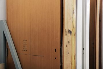 Ensaios de caracterização de porta de madeira