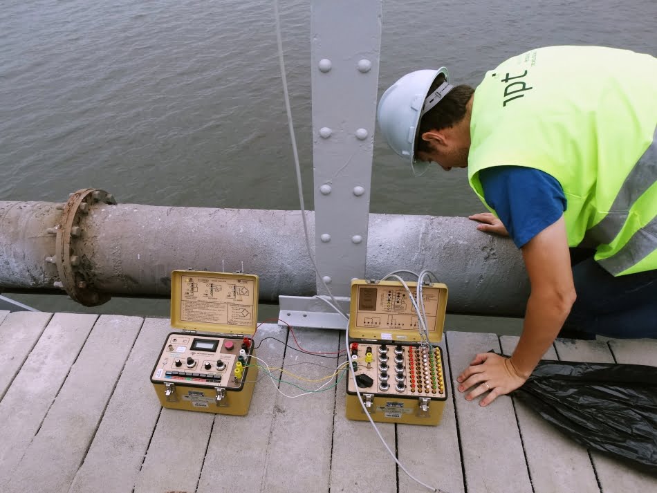 Equipamentos para monitoramento das deformações nos elementos metálicos durante a prova de carga realizada na ponte...