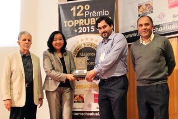 Os pesquisadores Vicente Mazzarella e Mari Katayama e os colaboradores Douglas Martins da Silva e Renato dos Santos (da esq. para dir.) receberam o prêmio Top Rubber pelo IPT