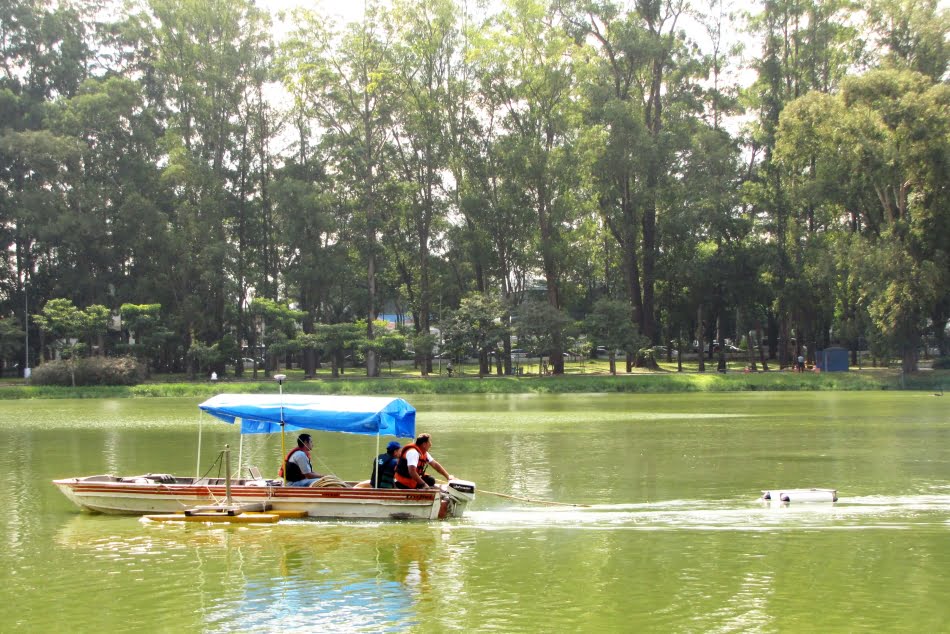 Equipamento para levantamento acústico em operação no lago do Parque do Ibirapuera, na cidade de São Paulo, com fonte do tipo Chirp