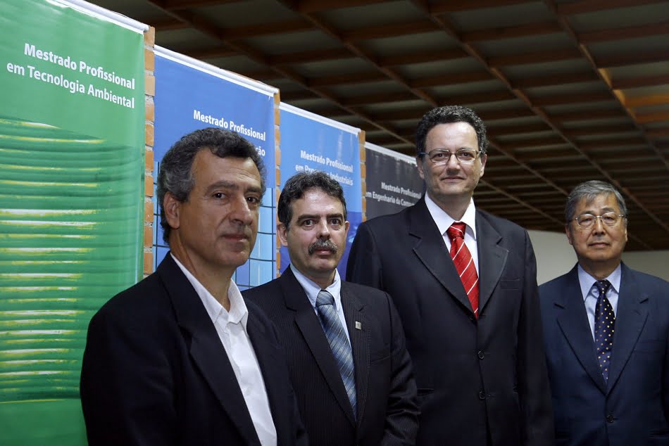 Mestrado Profissional é mão na massa 2 Coordenadores dos cursos de mestrado profissional do IPT: Omar Bitar (Ambiental), Douglas Barreto (Habitação), Efraim Cekinski (Processos Industriais) e Mário Miyake (Eng.Computação)