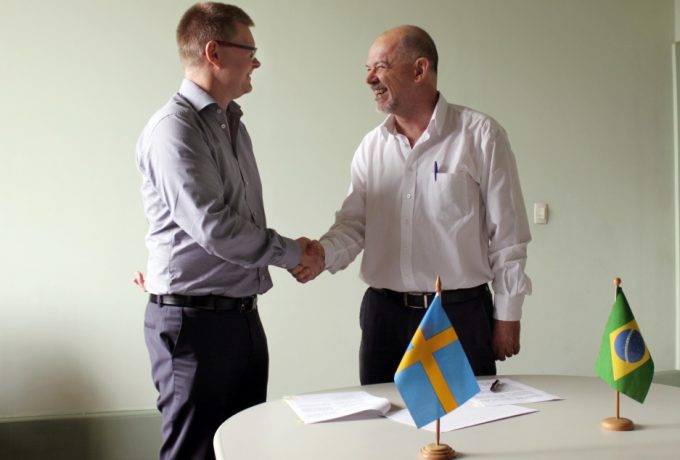 Claes Tullin (à esq.) e Fernando Landgraf durante assinatura de protocolo de intenções para intercâmbio de tecnologia entre IPT e instituição de pesquisa sueca