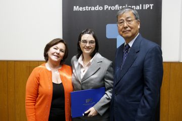 Silvia Paladino recebe diploma do curso de Engenharia da Computação