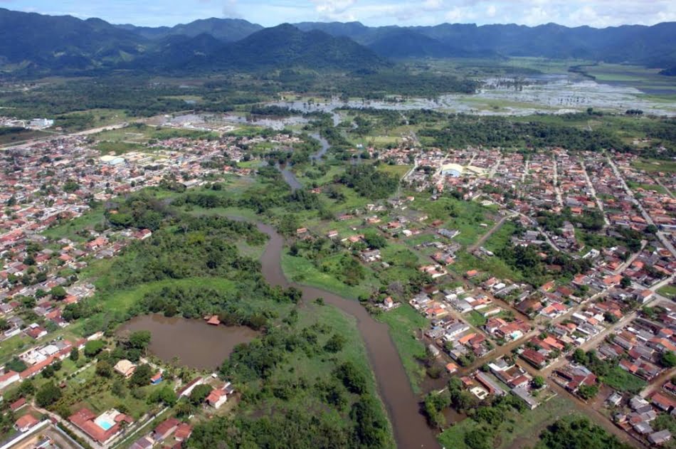Vista aérea dos arredores do rio Juqueriquerê, alvo da avaliação de riscos de enchentes e alagamentos