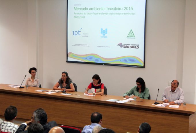 Mesa de debates (esq. para dir.): Tatiana Tavares (IPT), Ana Paula Queiroz (Aesas), Cláudia Teixeira (IPT), Lina Garcia (escritório Mattos Filho) e Rodrigo Cunha (Cetesb)