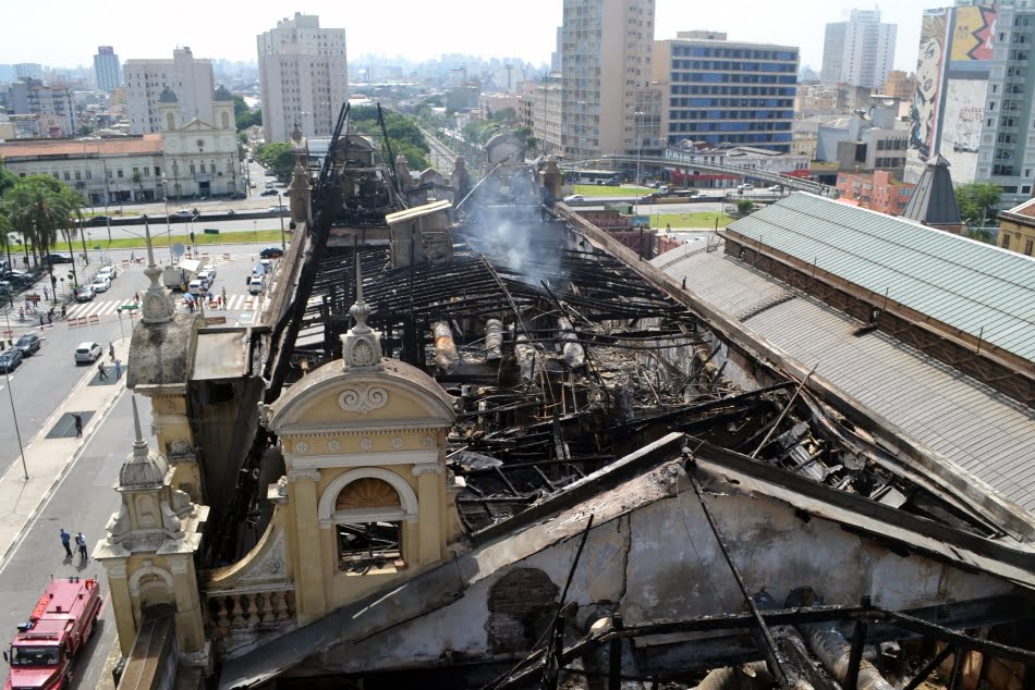 Vista geral aérea do 3º pavimento do museu logo após incêndio, com destruição total das tesouras da cobertura