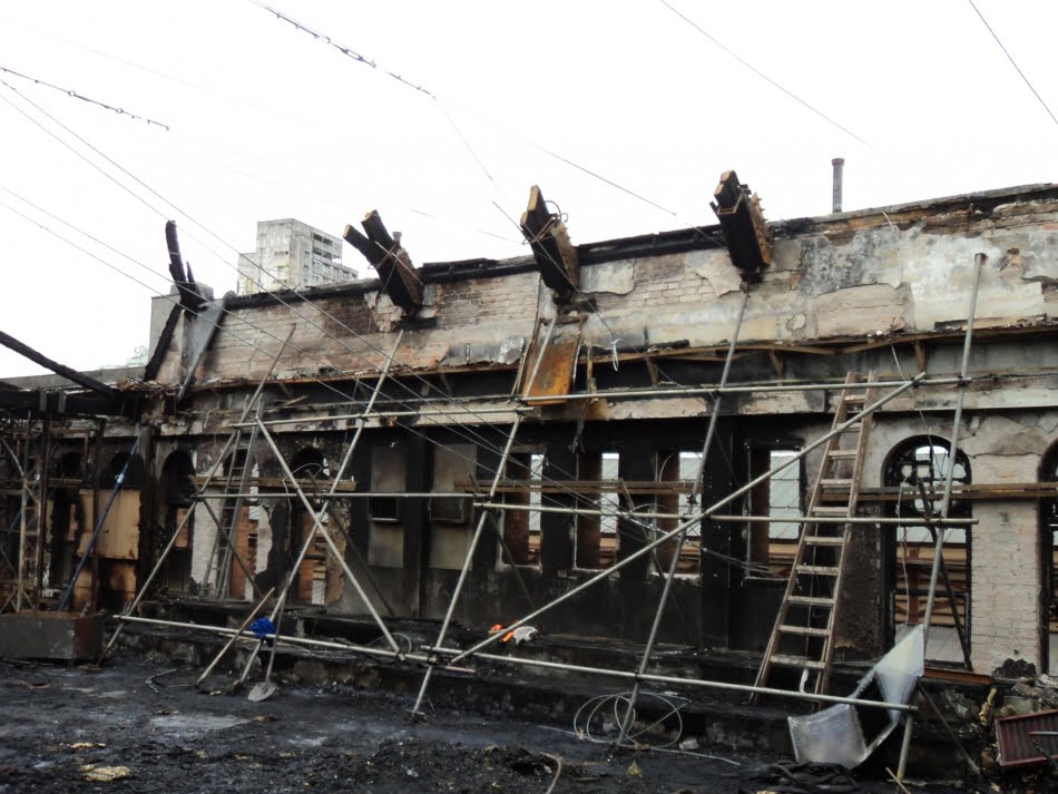 Execução das recomendações feitas pelo IPT: painel reforçado com tirantes (cabos de aço) e escoras da grade metálica