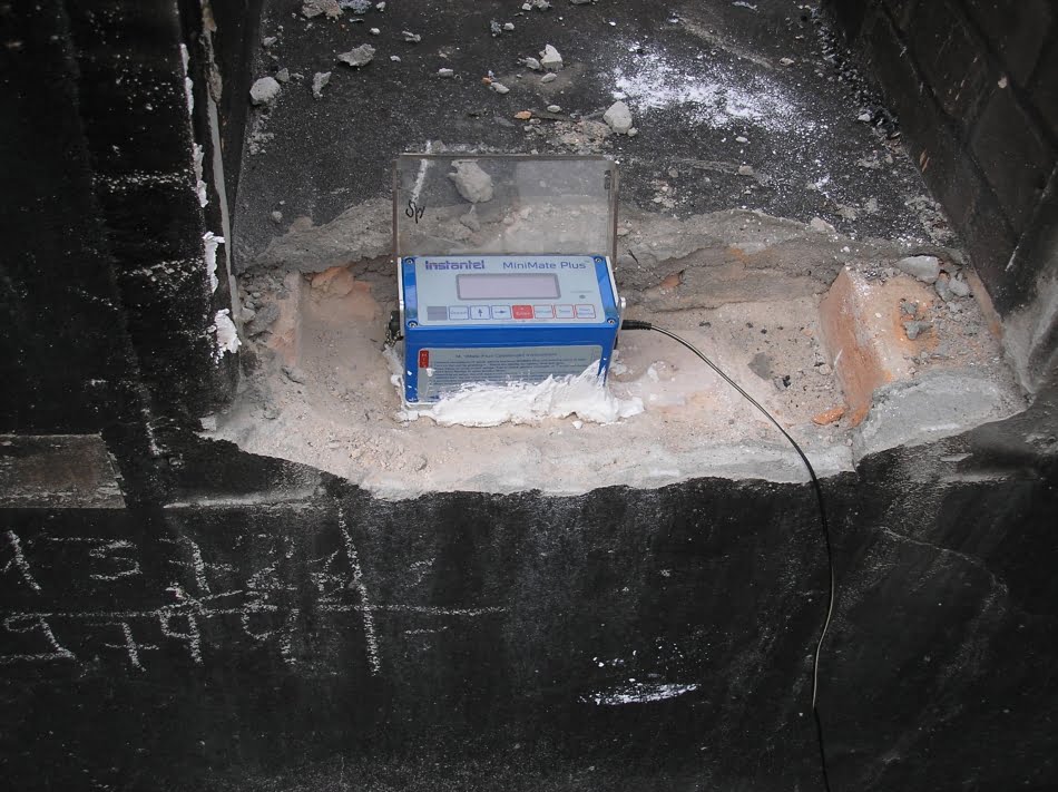 Detalhe da instalação do sismógrafo de engenharia, fixado na soleira da janela com uso de gesso