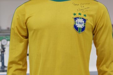 Camisa da Seleção Brasileira em 1980, composta de 40% algodão e 60% poliamida (tecido sintético)