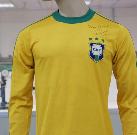 Camisa da Seleção Brasileira em 1980, composta de 40% algodão e 60% poliamida (tecido sintético)