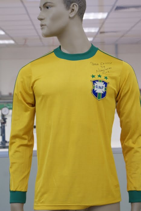 Camiseta do Brasil de 1978 mostra evolução dos tecidos esportivos, que migraram do algodão para as fibras sintéticas