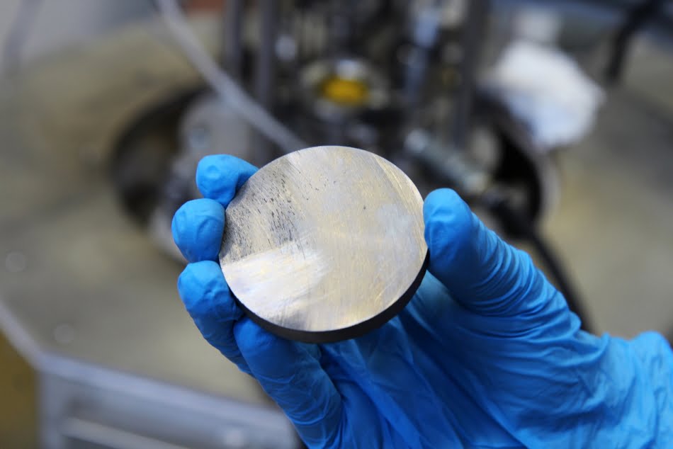 Amostra de didímio metálico obtido no projeto de parceria entre o IPT e a CBMM